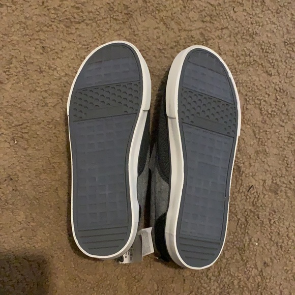 GAP NWT Grey slip on shoes - Picture 2 of 3